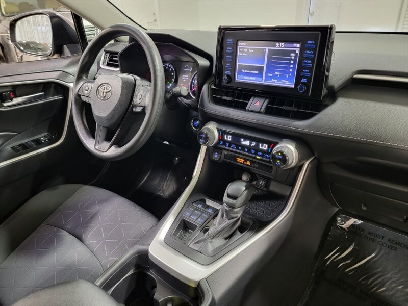 Toyota RAV4 XLE Vehicle Full-screen Gallery Image 39