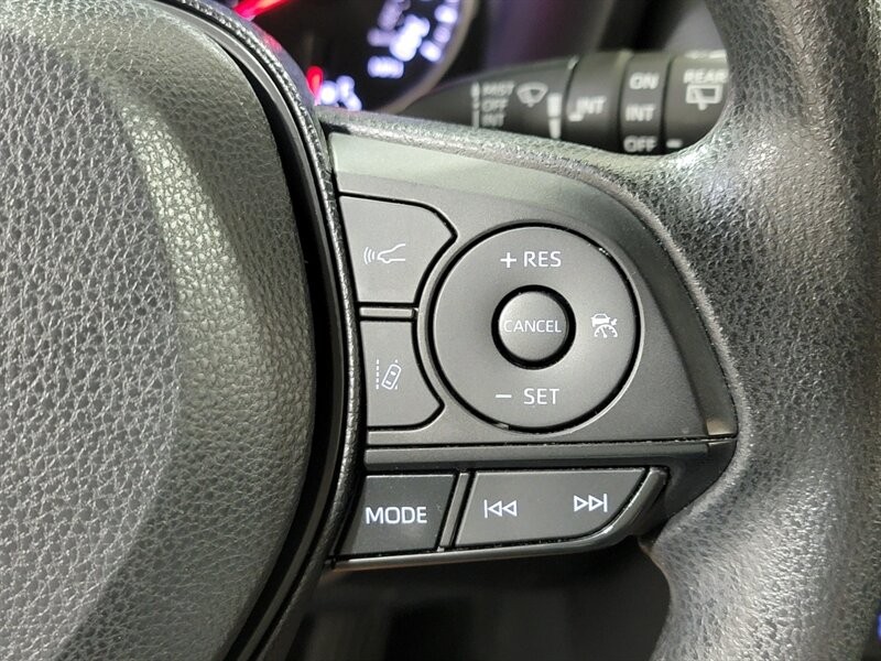 Toyota RAV4 XLE Vehicle Full-screen Gallery Image 41