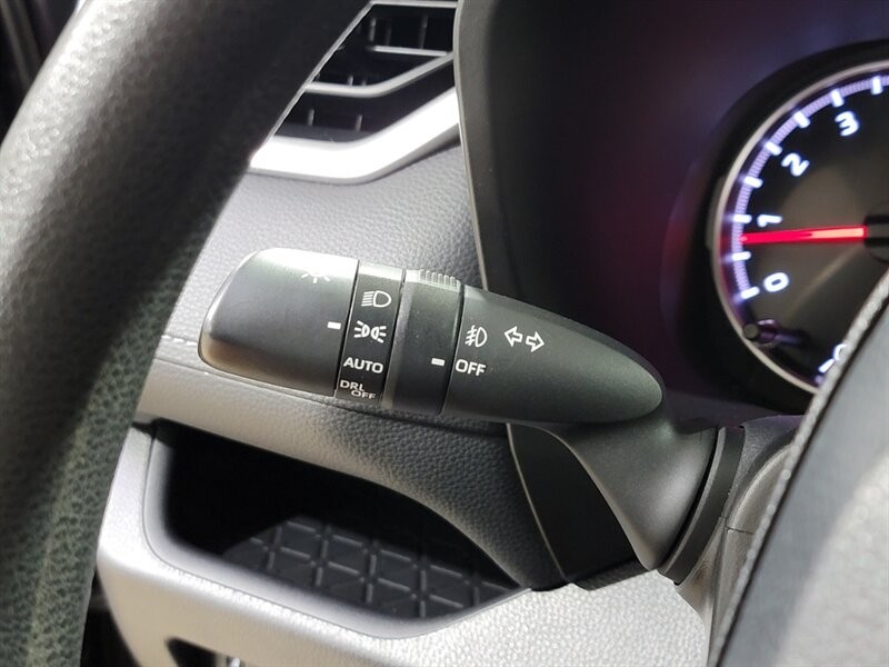 Toyota RAV4 XLE Vehicle Full-screen Gallery Image 42