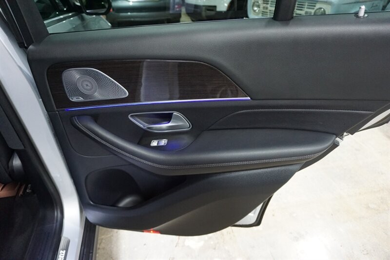 Mercedes-Benz GLE 350 Vehicle Full-screen Gallery Image 28