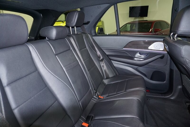 Mercedes-Benz GLE 350 Vehicle Full-screen Gallery Image 32