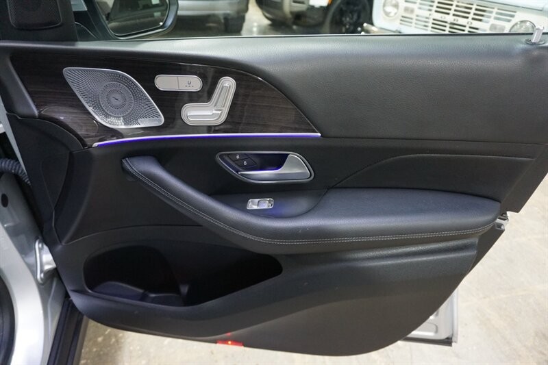 Mercedes-Benz GLE 350 Vehicle Full-screen Gallery Image 33