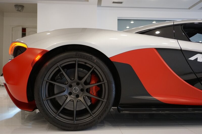 Mclaren P1 1-OWNER CLEAN-TITLE/CARFAX Vehicle Full-screen Gallery Image 14