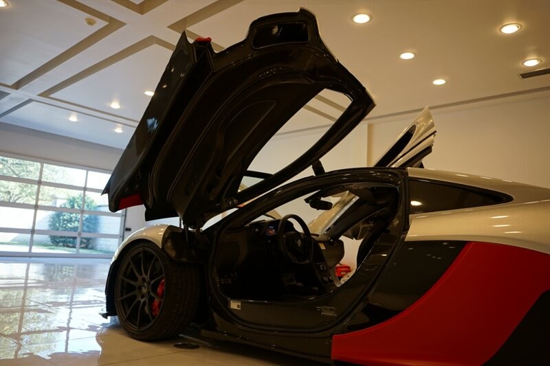 Mclaren P1 1-OWNER CLEAN-TITLE/CARFAX Vehicle Full-screen Gallery Image 25
