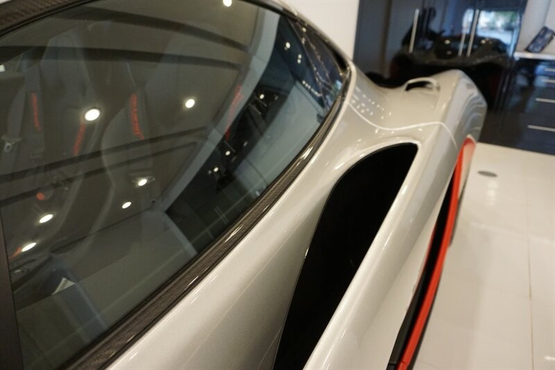 Mclaren P1 1-OWNER CLEAN-TITLE/CARFAX Vehicle Full-screen Gallery Image 32