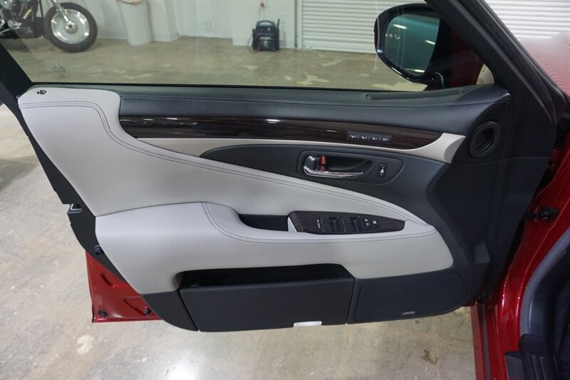 Lexus LS 460 460 Vehicle Full-screen Gallery Image 13