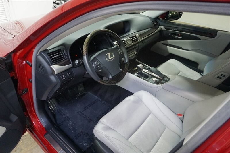 Lexus LS 460 460 Vehicle Full-screen Gallery Image 15