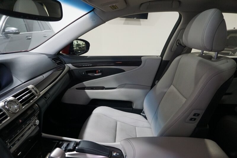 Lexus LS 460 460 Vehicle Full-screen Gallery Image 16