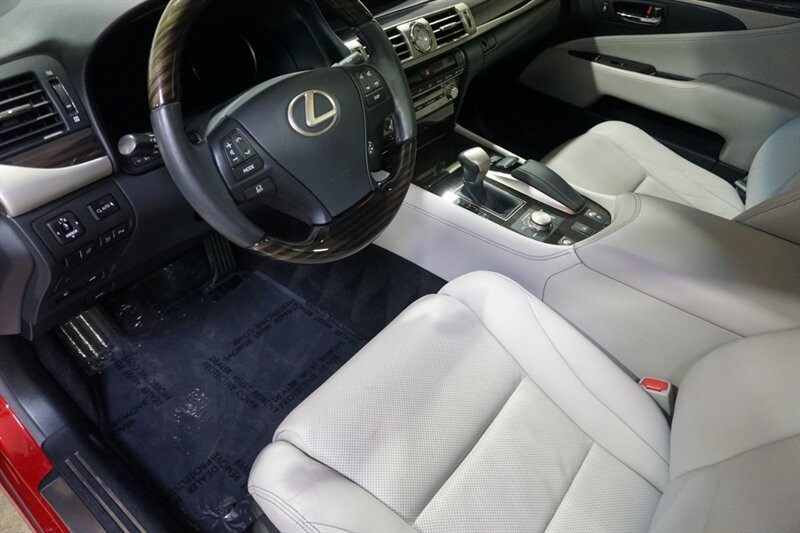 Lexus LS 460 460 Vehicle Full-screen Gallery Image 19