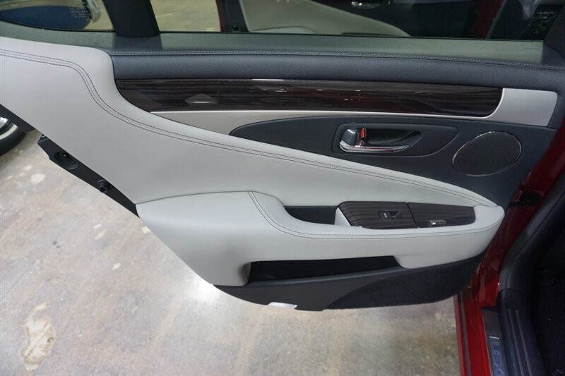 Lexus LS 460 460 Vehicle Full-screen Gallery Image 20