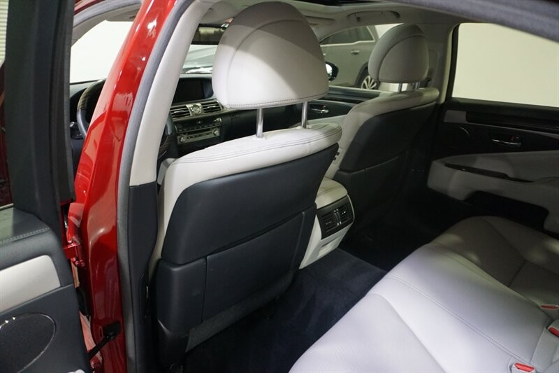 Lexus LS 460 460 Vehicle Full-screen Gallery Image 21