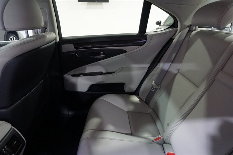 Lexus LS 460 460 Vehicle Full-screen Gallery Image 22