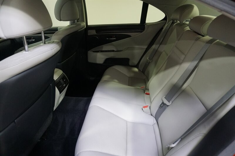 Lexus LS 460 460 Vehicle Full-screen Gallery Image 23