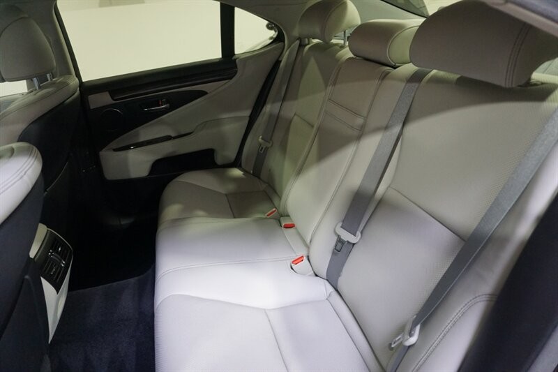 Lexus LS 460 460 Vehicle Full-screen Gallery Image 24