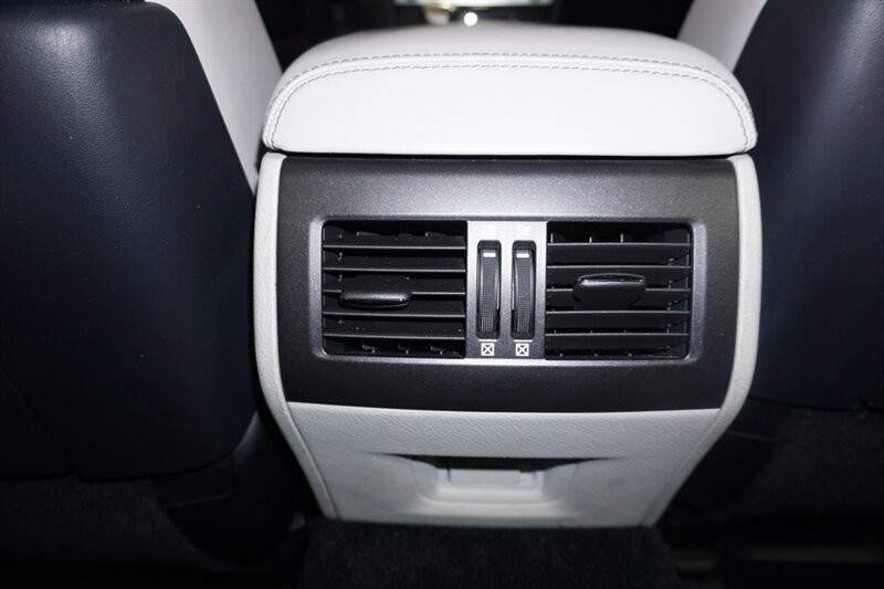 Lexus LS 460 460 Vehicle Full-screen Gallery Image 25