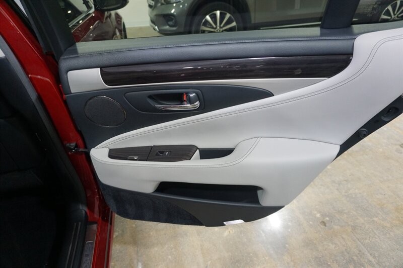 Lexus LS 460 460 Vehicle Full-screen Gallery Image 26