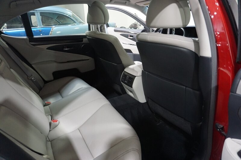 Lexus LS 460 460 Vehicle Full-screen Gallery Image 27