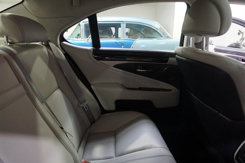 Lexus LS 460 460 Vehicle Full-screen Gallery Image 28