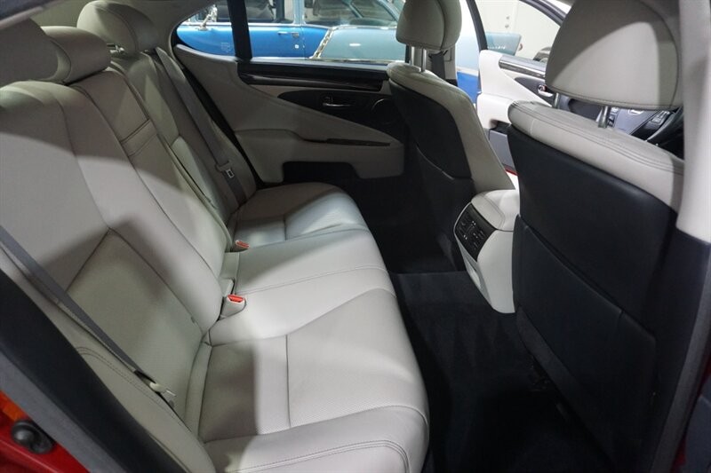 Lexus LS 460 460 Vehicle Full-screen Gallery Image 29