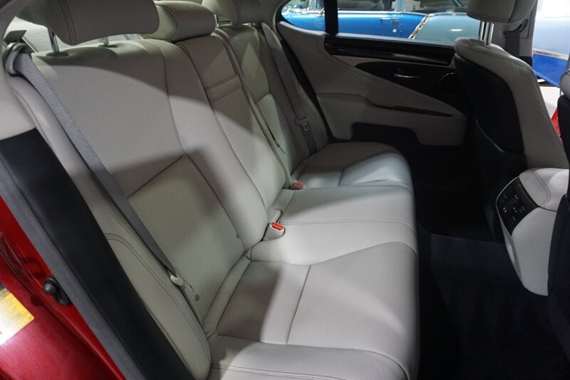 Lexus LS 460 460 Vehicle Full-screen Gallery Image 30