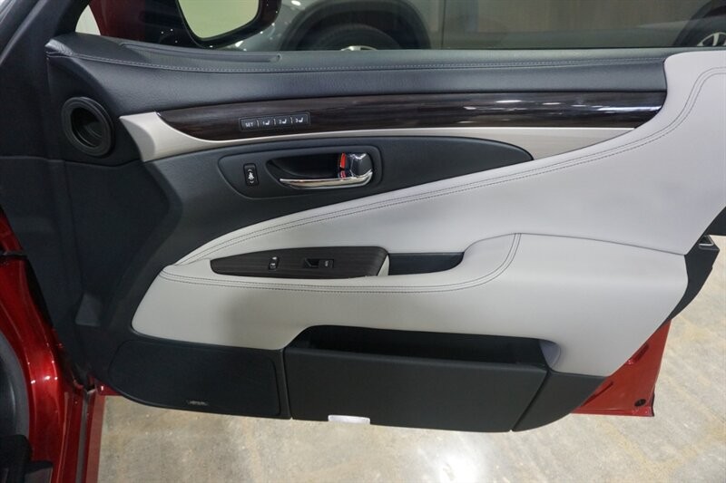 Lexus LS 460 460 Vehicle Full-screen Gallery Image 31