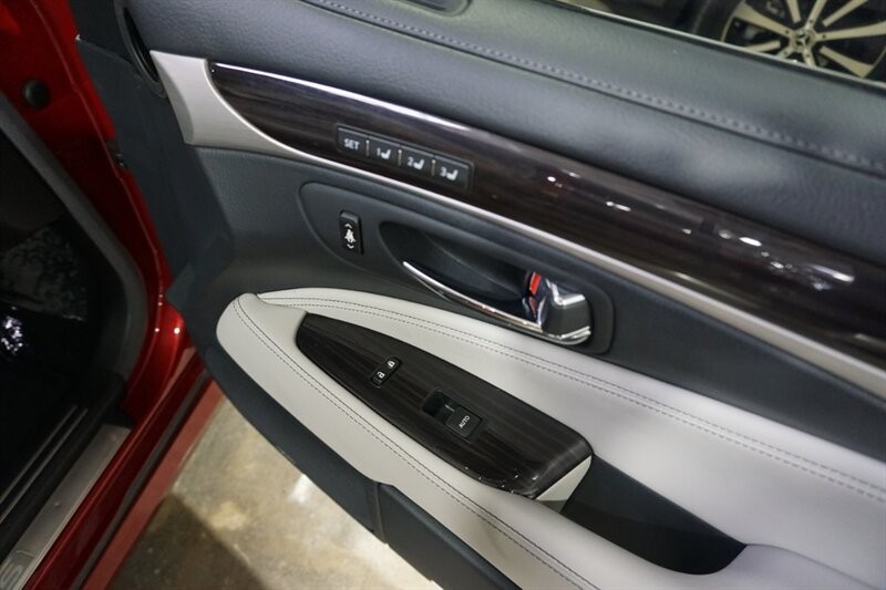 Lexus LS 460 460 Vehicle Full-screen Gallery Image 32