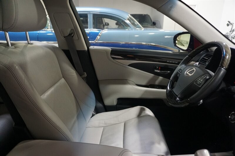 Lexus LS 460 460 Vehicle Full-screen Gallery Image 34