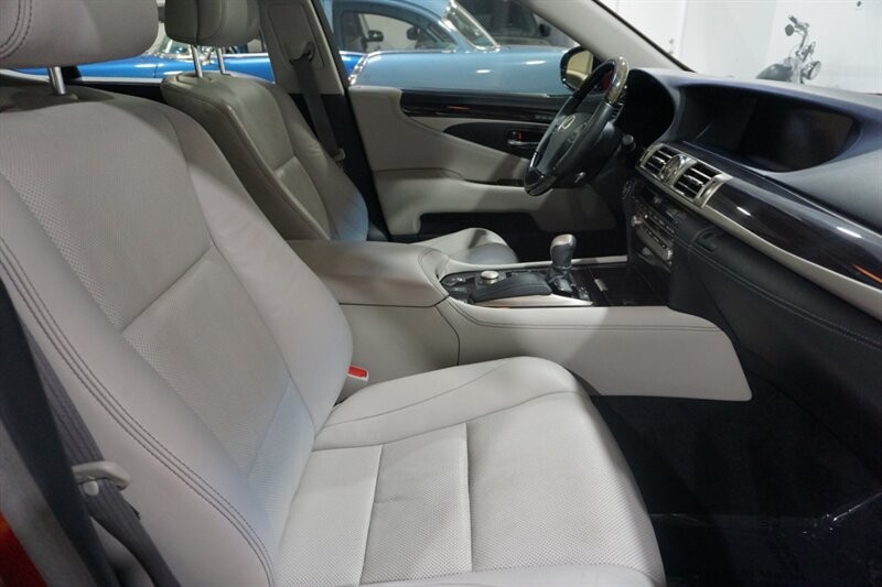 Lexus LS 460 460 Vehicle Full-screen Gallery Image 35