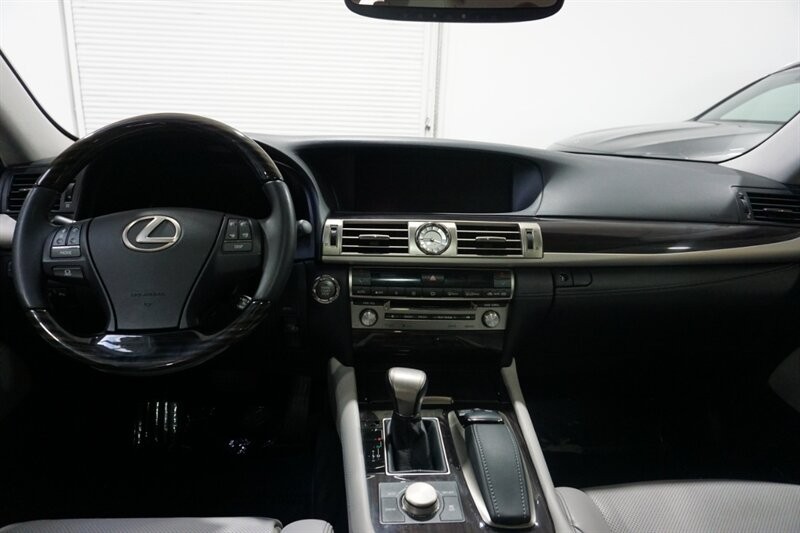 Lexus LS 460 460 Vehicle Full-screen Gallery Image 37