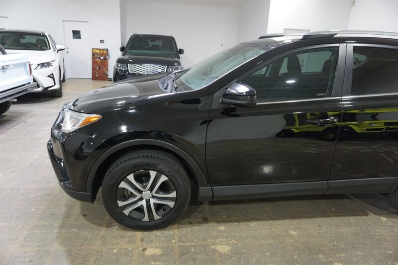 Toyota RAV4 LE Vehicle Full-screen Gallery Image 03