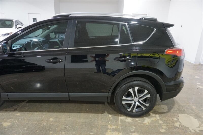 Toyota RAV4 LE Vehicle Full-screen Gallery Image 04