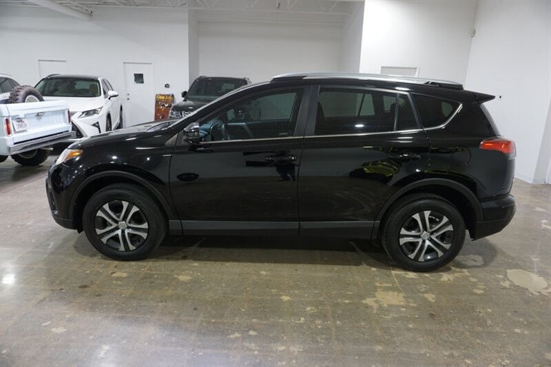 Toyota RAV4 LE Vehicle Full-screen Gallery Image 05