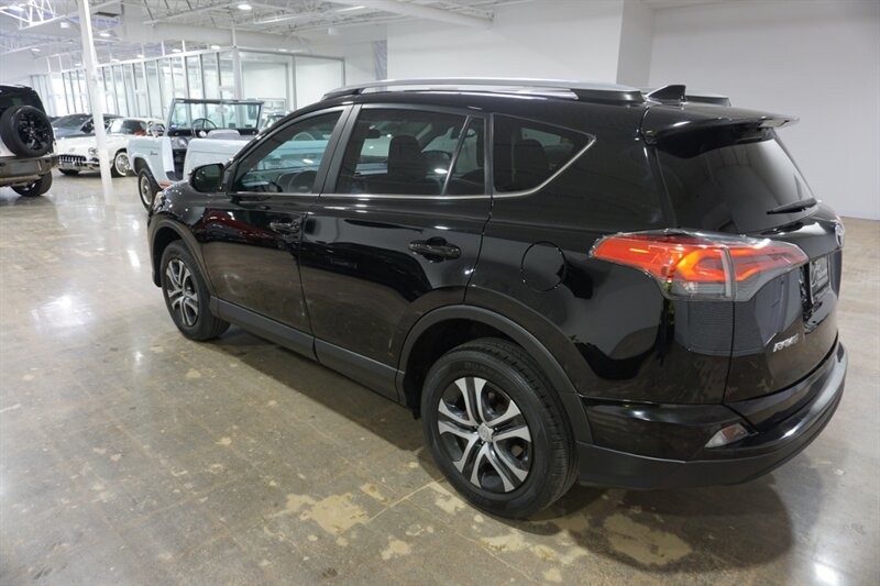 Toyota RAV4 LE Vehicle Full-screen Gallery Image 06