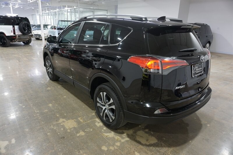 Toyota RAV4 LE Vehicle Full-screen Gallery Image 07