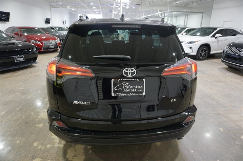 Toyota RAV4 LE Vehicle Full-screen Gallery Image 08