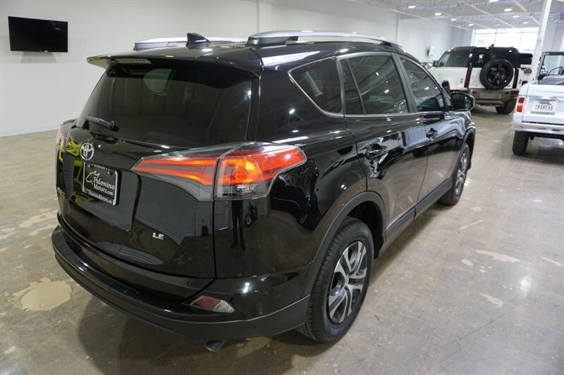 Toyota RAV4 LE Vehicle Full-screen Gallery Image 09