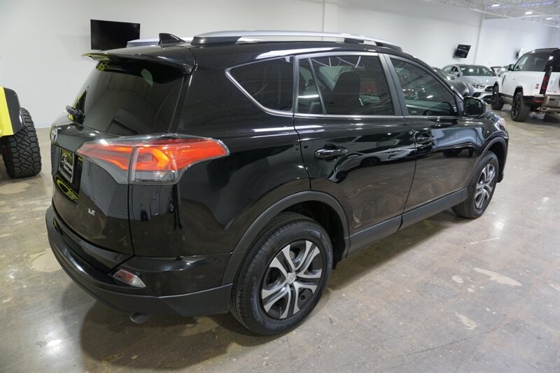 Toyota RAV4 LE Vehicle Full-screen Gallery Image 10
