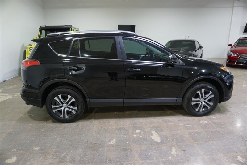 Toyota RAV4 LE Vehicle Full-screen Gallery Image 11