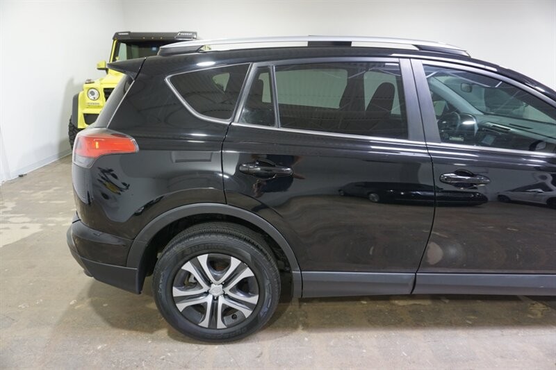 Toyota RAV4 LE Vehicle Full-screen Gallery Image 12