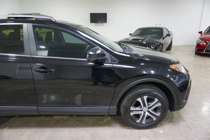 Toyota RAV4 LE Vehicle Full-screen Gallery Image 13