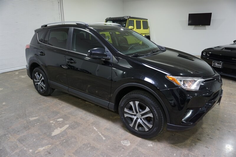 Toyota RAV4 LE Vehicle Full-screen Gallery Image 14