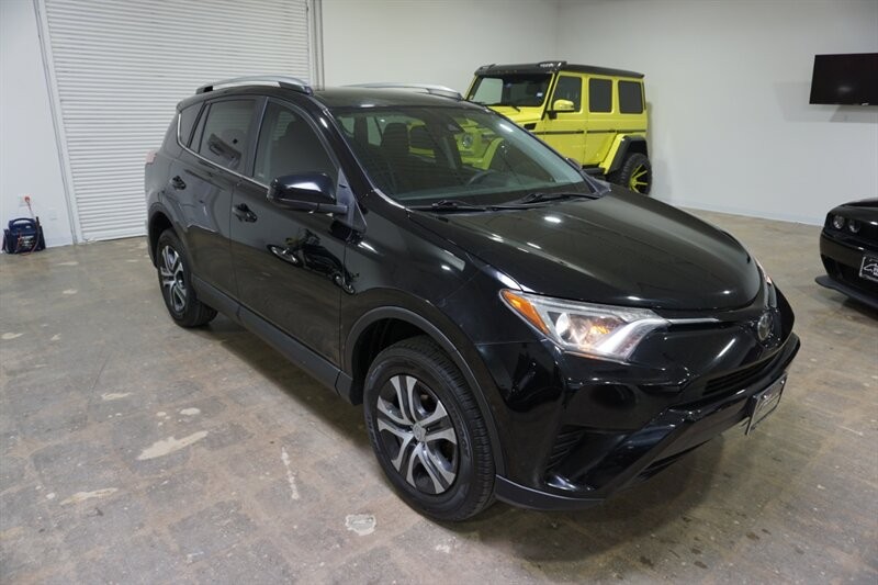 Toyota RAV4 LE Vehicle Full-screen Gallery Image 15