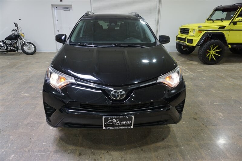 Toyota RAV4 LE Vehicle Full-screen Gallery Image 16