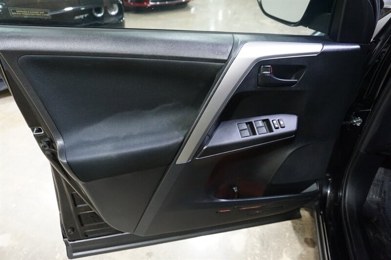 Toyota RAV4 LE Vehicle Full-screen Gallery Image 17