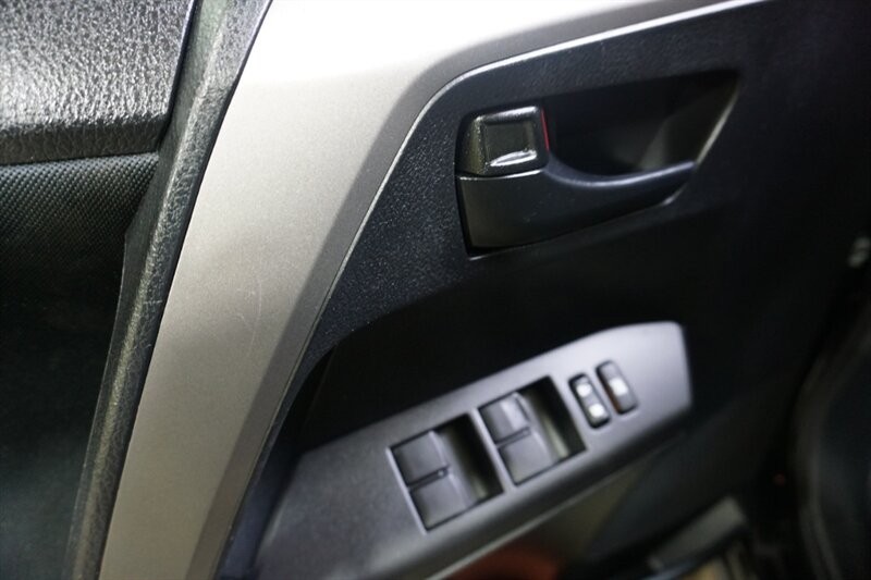 Toyota RAV4 LE Vehicle Full-screen Gallery Image 18