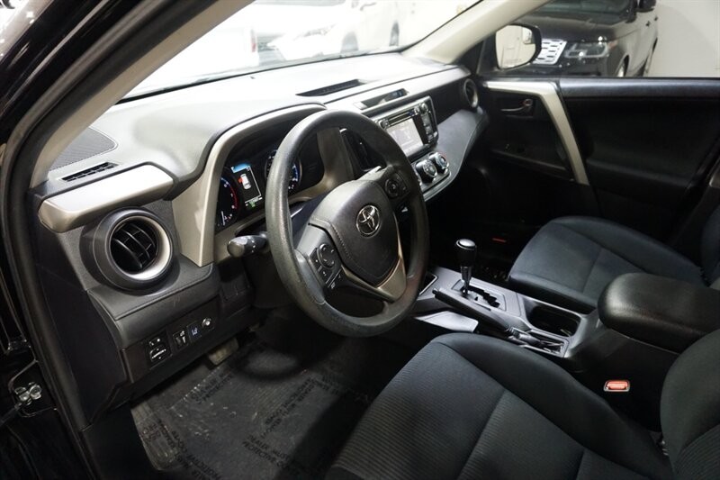 Toyota RAV4 LE Vehicle Full-screen Gallery Image 19