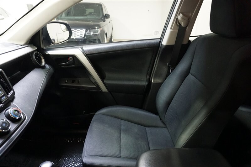 Toyota RAV4 LE Vehicle Full-screen Gallery Image 20