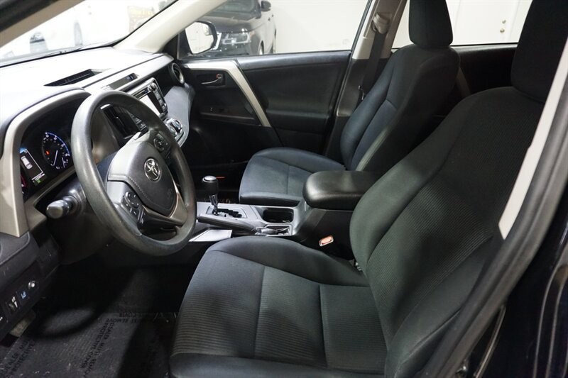 Toyota RAV4 LE Vehicle Full-screen Gallery Image 21