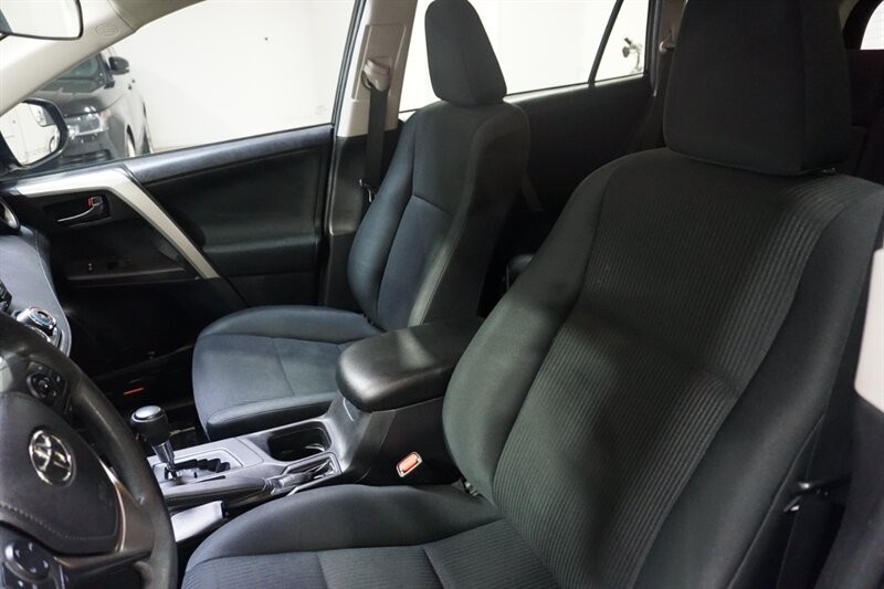 Toyota RAV4 LE Vehicle Full-screen Gallery Image 22