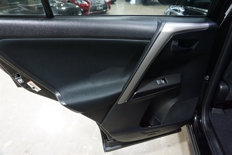 Toyota RAV4 LE Vehicle Full-screen Gallery Image 23